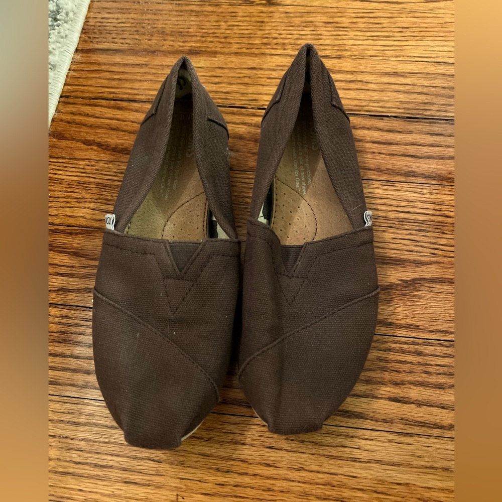 Toms brown womens flats size 6. Good condition!!
